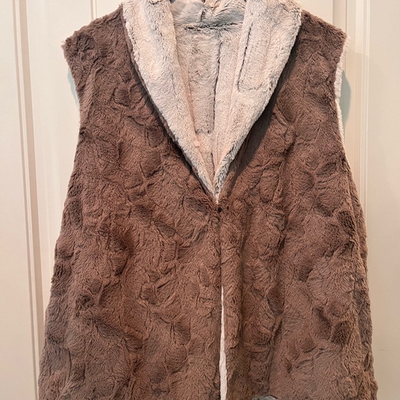 Alfred Dunner Plush Faux Fur Vest Reversible Cream Brown Sz Large Chic Soft Warm - Picture 8 of 9